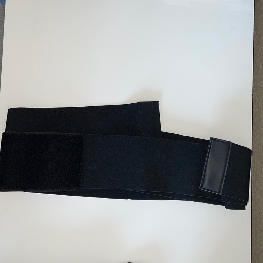 Velcro waist trainer band. Fits any size. wraps around and velcros into place
